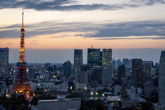 日本东京铁塔黄昏夜景