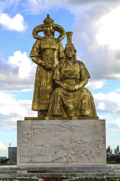成吉思汗母亲妻子雕像