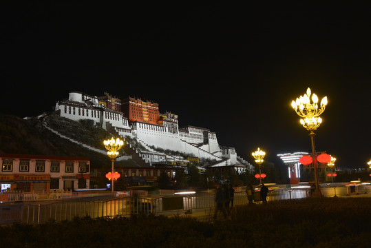 夜色中的布达拉宫