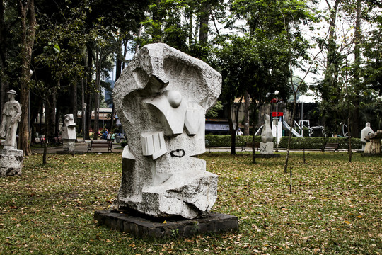越南公园现代石雕艺术