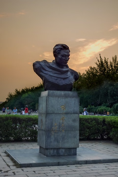 天津大学张太雷烈士铜像