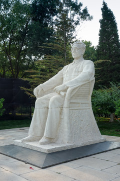 杨石先塑像