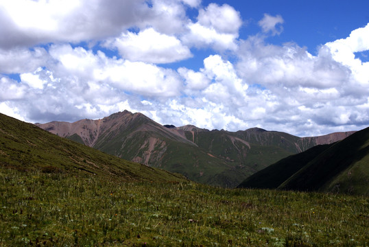 乌拉山蓝天白云群山