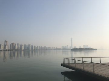 湖岸城市景色