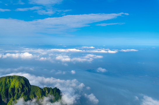 峨眉山的山体与云海