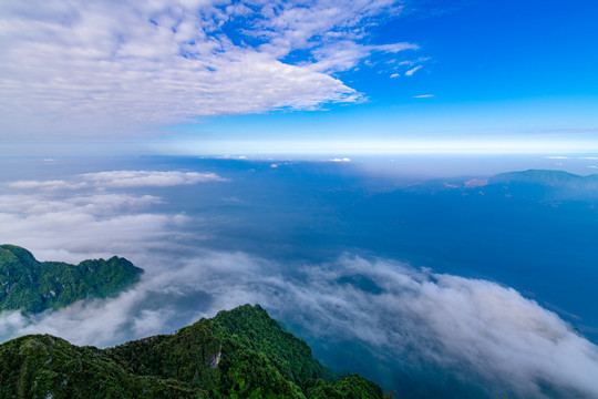 峨眉山的山体与云海