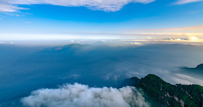 峨眉山的山峰与云海