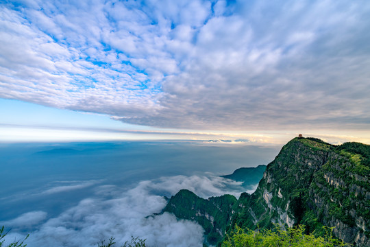 峨眉山的山峰与云海