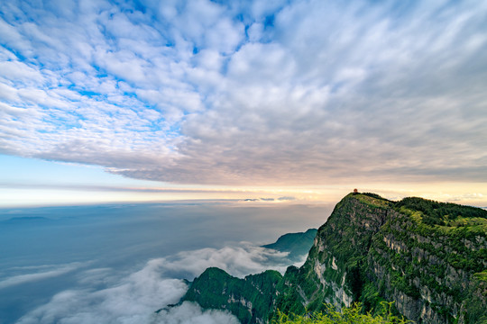 黄昏时分峨眉山的山峰与云海