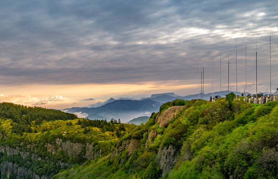 黄昏时分峨眉山的山峰与云海