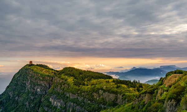 黄昏时分峨眉山的山峰与云海