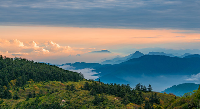 黄昏时分峨眉山的山峰与云海