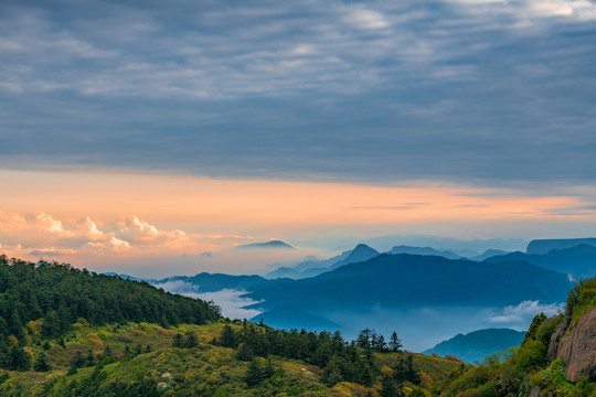 黄昏时分峨眉山的山峰与云海