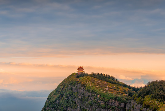 黄昏时分峨眉山的山峰与云海