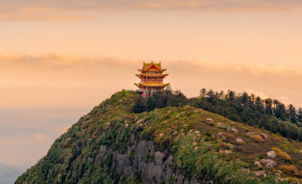 黄昏时分峨眉山的山峰与云海