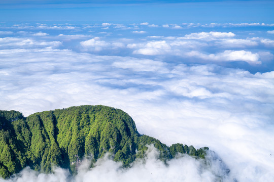 峨眉山的山峰与云海