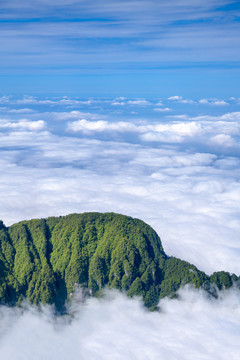 峨眉山的山峰与云海