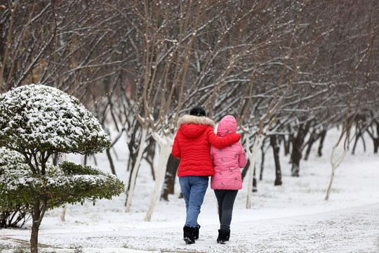 雪中行走的母女