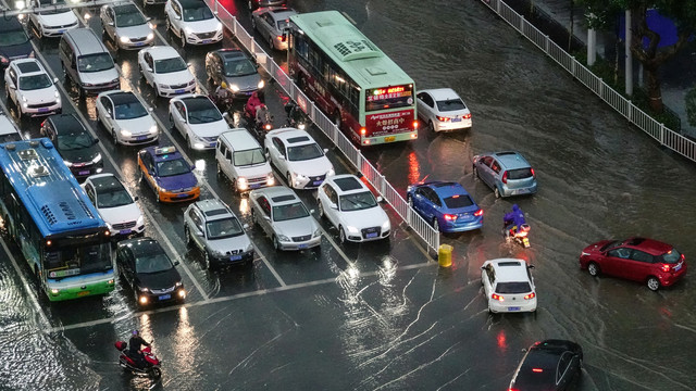 暴雨城市交通堵塞