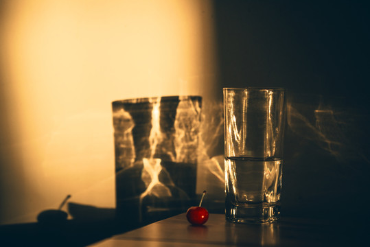 玻璃杯与红樱桃