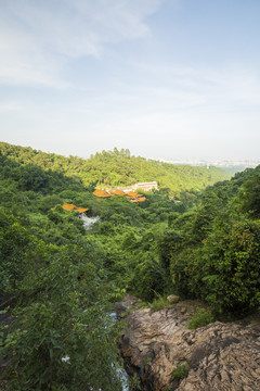 山谷中的观音寺庙