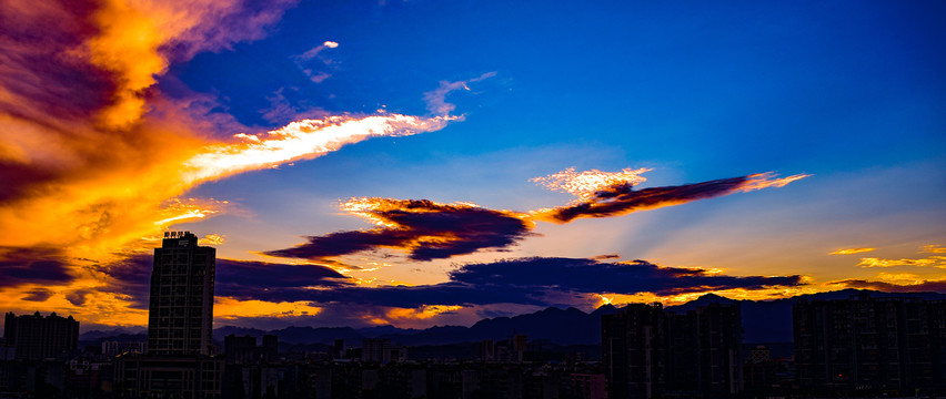 城市上空的落日