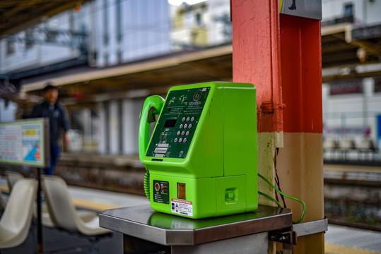 地铁站台的磁卡电话机