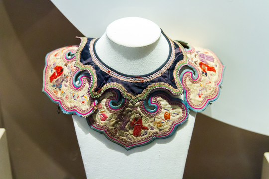 丝绸博物馆清代白地绣八仙领饰