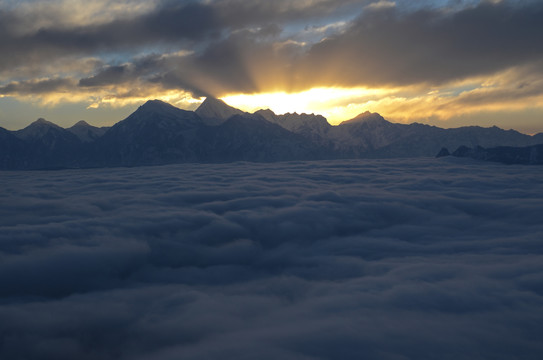 嘎贡山