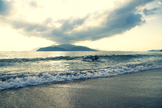 大海巨浪滔天