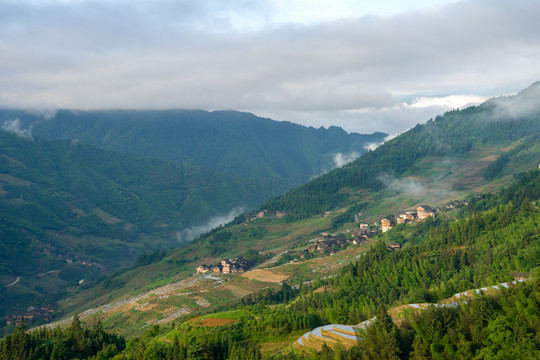 大山下的民居