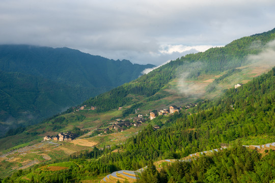 大山下的民居