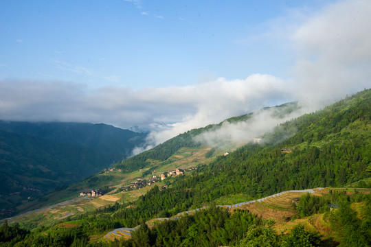 大山下的民居