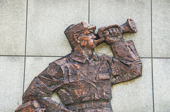 解放军战士吹冲锋号浮雕像