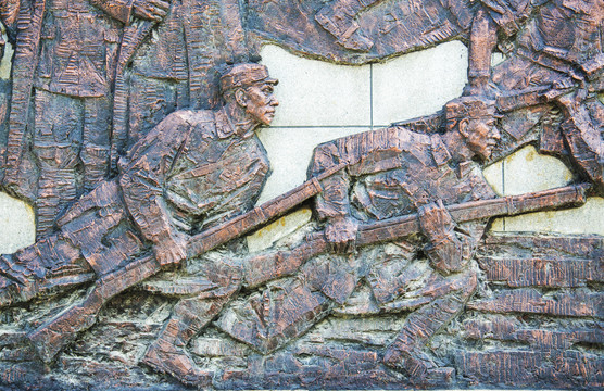 解放军战士端枪半蹲二人浮雕像