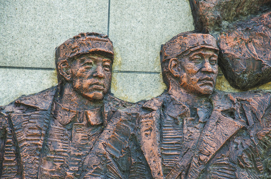 解放军指挥员二人半身群雕像