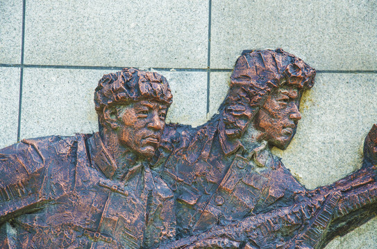 解放军战士二人半身群雕像
