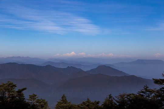 崇山峻岭层峦叠嶂和远处的雪山