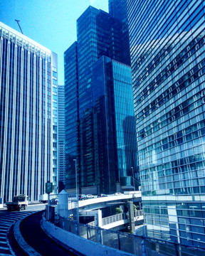 日本高架旁的高楼大厦