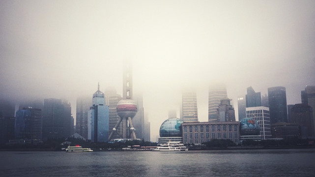 迷雾中的上海外滩陆家嘴景区