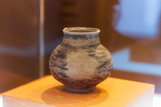 江苏苏州博物馆良渚文化彩绘陶罐