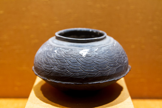江苏苏州博物馆刻划水波纹折腹罐