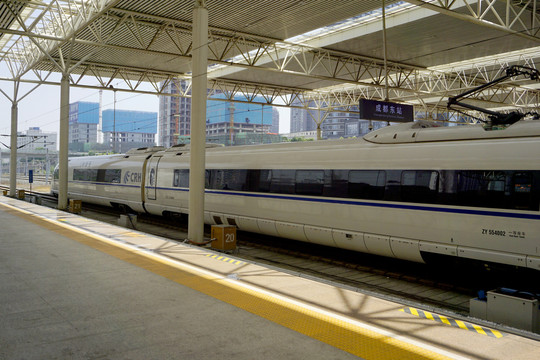 成都东站站台及动车