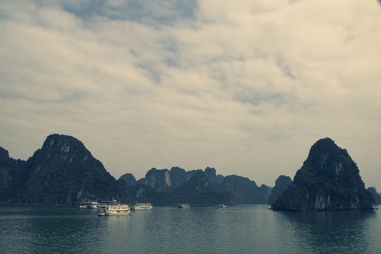 越南下龙湾海上小岛