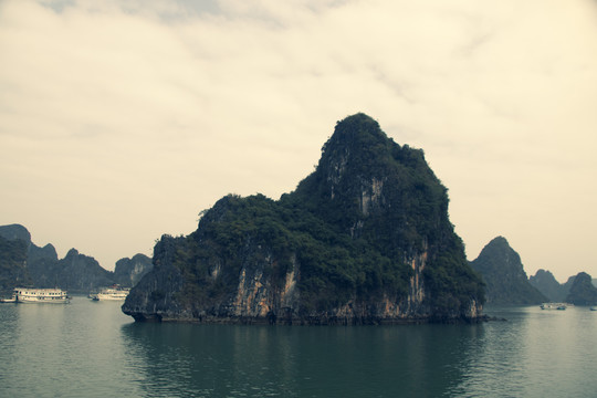 越南下龙湾海上小岛