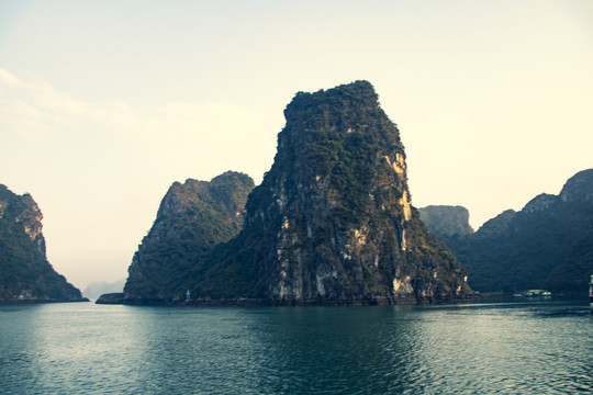 越南下龙湾海上小岛