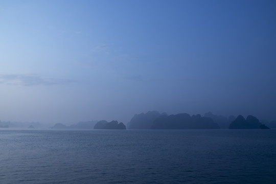 越南下龙湾海上小岛