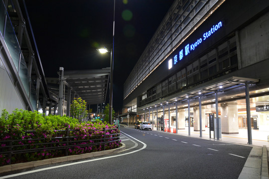 日本高铁站夜景