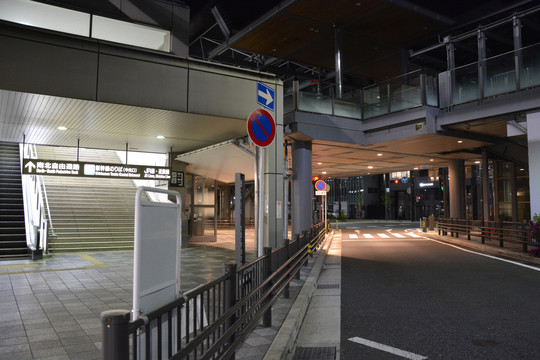 日本高铁站夜景