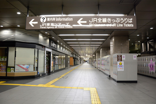 日本高铁站夜景